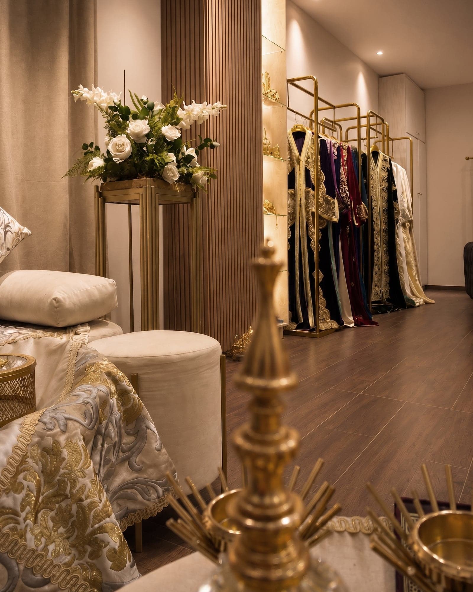 Salon de caftans et fauteuils Chesterfield — espace mariée privatisé, New Style Tiznit.
