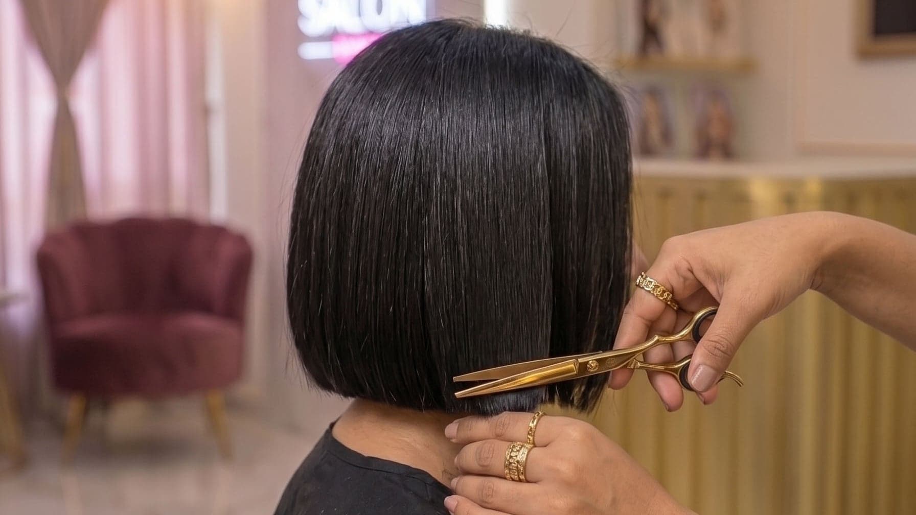 Détail d'une coiffure réalisée au salon New Style, lumière douce sur la matière.